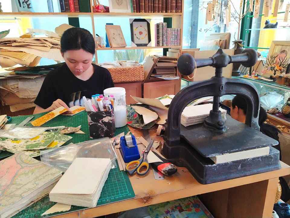 Nhiều tác phẩm cổ được phục chế và các loại sổ tay được làm thủ công tại đường sách