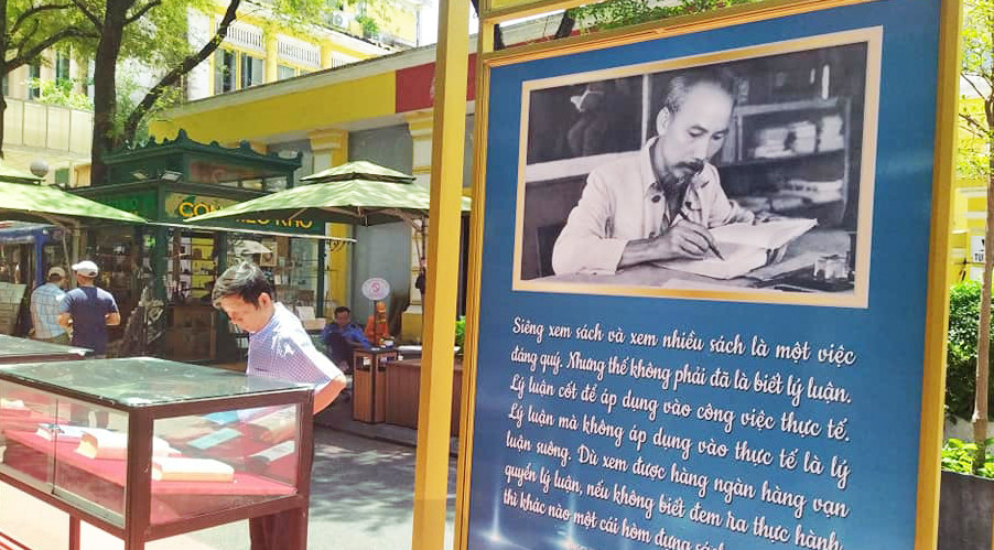 Chuyên đề về sách cách mạng đang được trưng bày tại đường sách