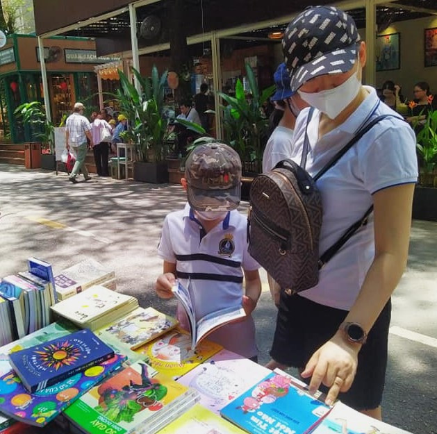 Hai cha con cùng đi tìm sách