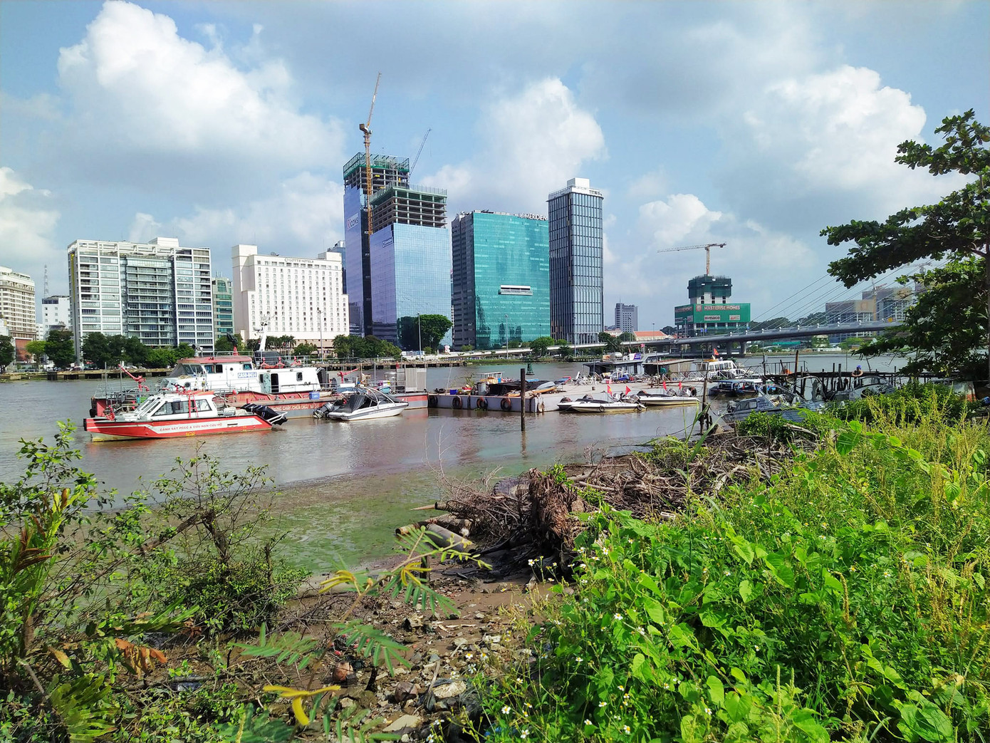 Hiện bến phà vẫn có nhiều tàu và cano neo đậu, nhưng đều là tàu công vụ của các cơ quan chức năng đường thủy TPHCM.