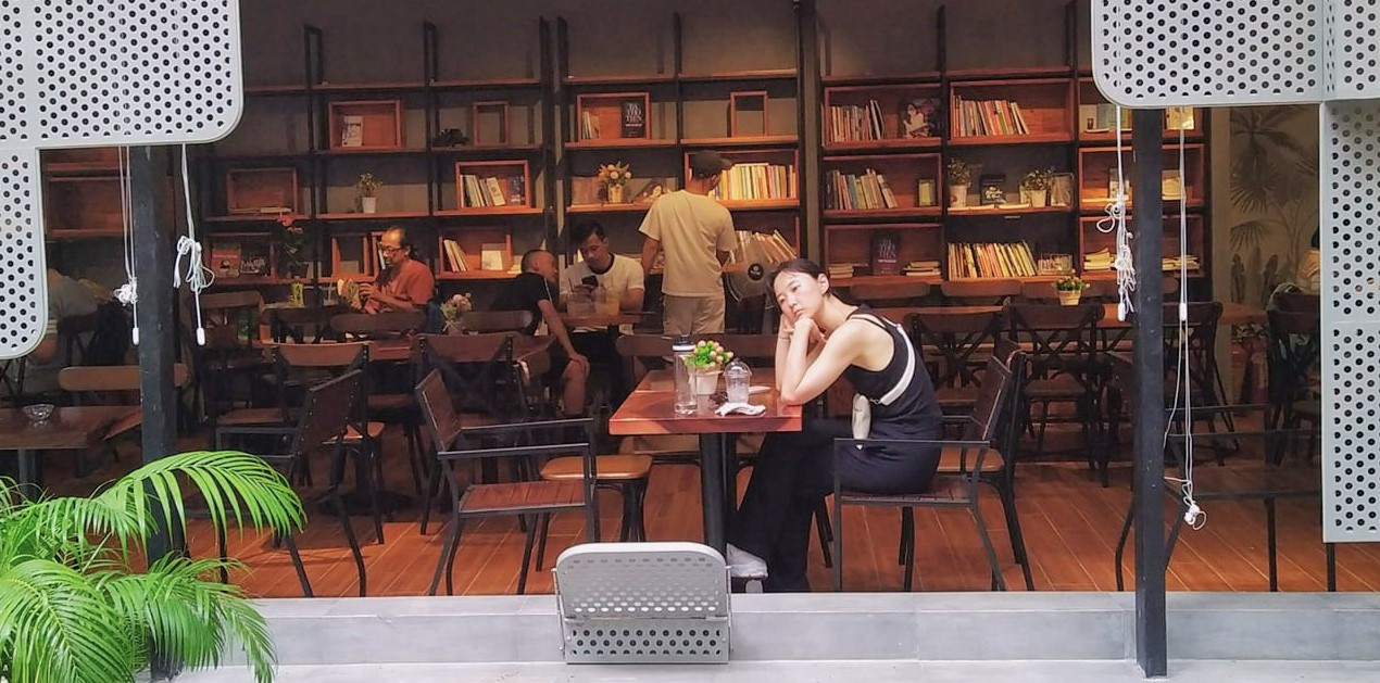 Các quán cà phê sách là nơi dừng chân của tín đồ văn hóa đọc