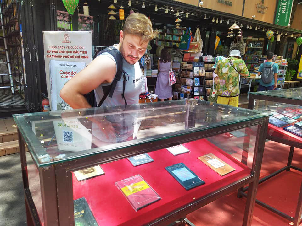 Du khách nước ngoài tò mò tìm hiểu về các cuốn sách của cách mạng Việt Nam