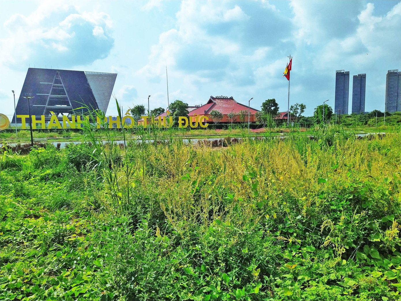 Trung tâm Thành phố Thủ Đức nhìn từ bến phà Thủ Thiêm .