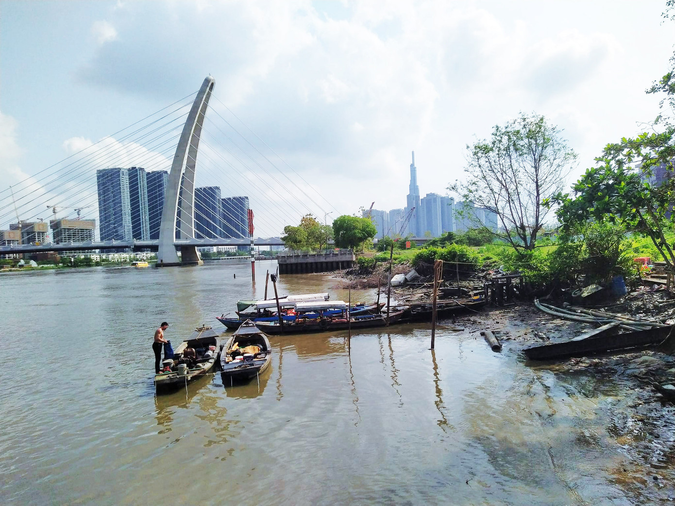 Sau một thập kỷ, hình ảnh sông Sài Gòn đã thay đổi với những chiếc cầu đẹp nối hai bờ sông, thay cho bến phà cũ kỹ năm xưa.