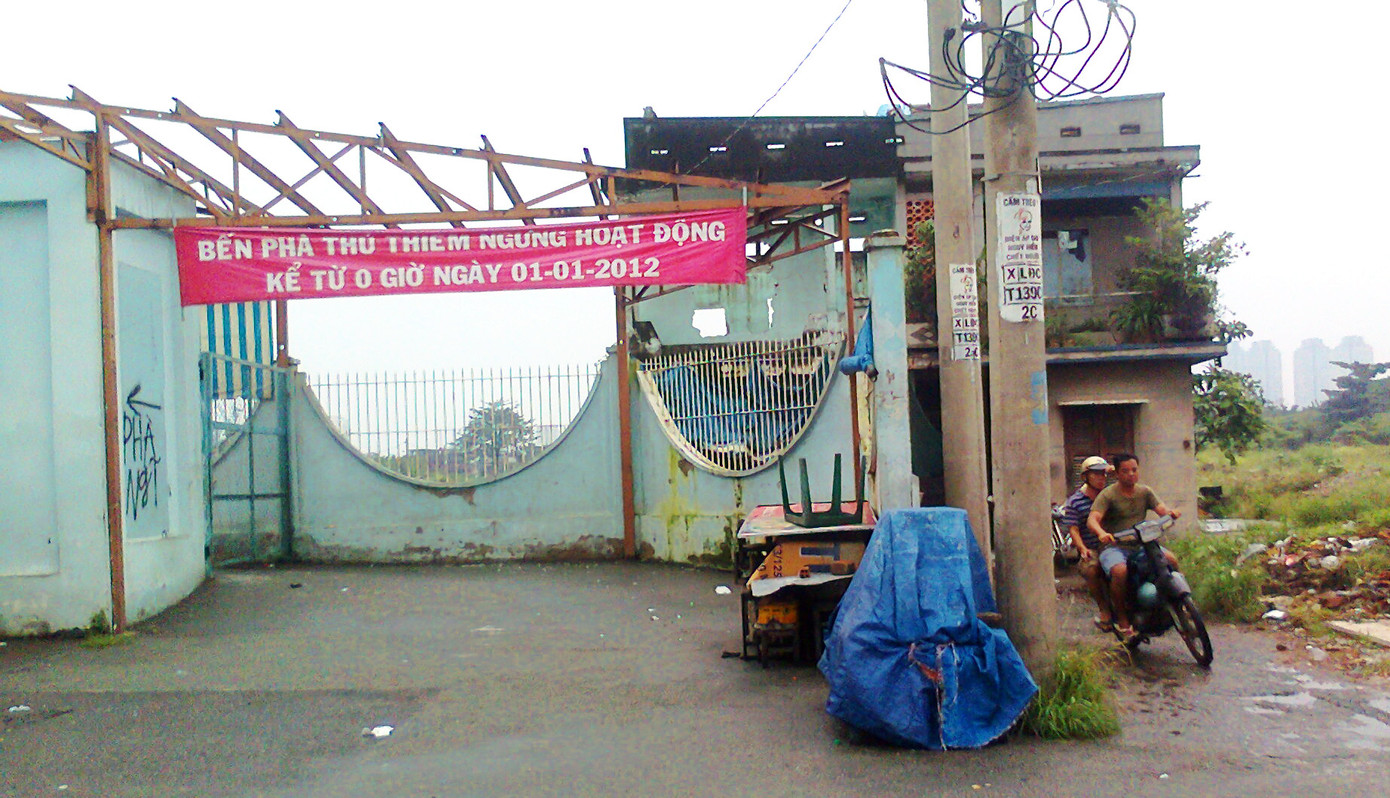 Kể từ ngày 1/1/2012, bến phà chính thức ngừng hoạt động, lối vào bến phà được đóng kín.