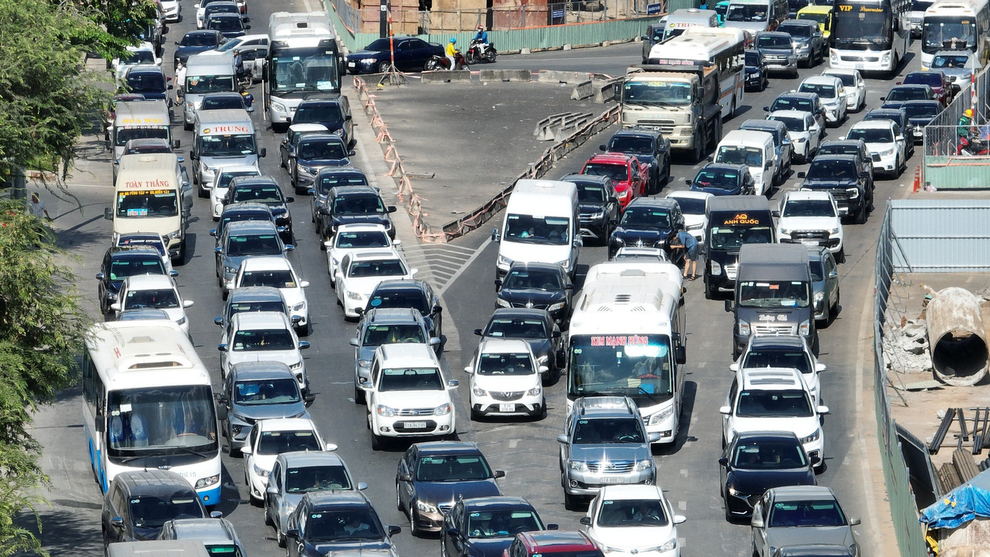 Sáng 28/4, khu vực nút giao thông An Phú (TP Thủ Đức) xảy ra tình trạng ùn ứ kéo dài. Sáng 28/4, khu vực nút giao thông An Phú (TP Thủ Đức) xảy ra tình trạng ùn ứ kéo dài.