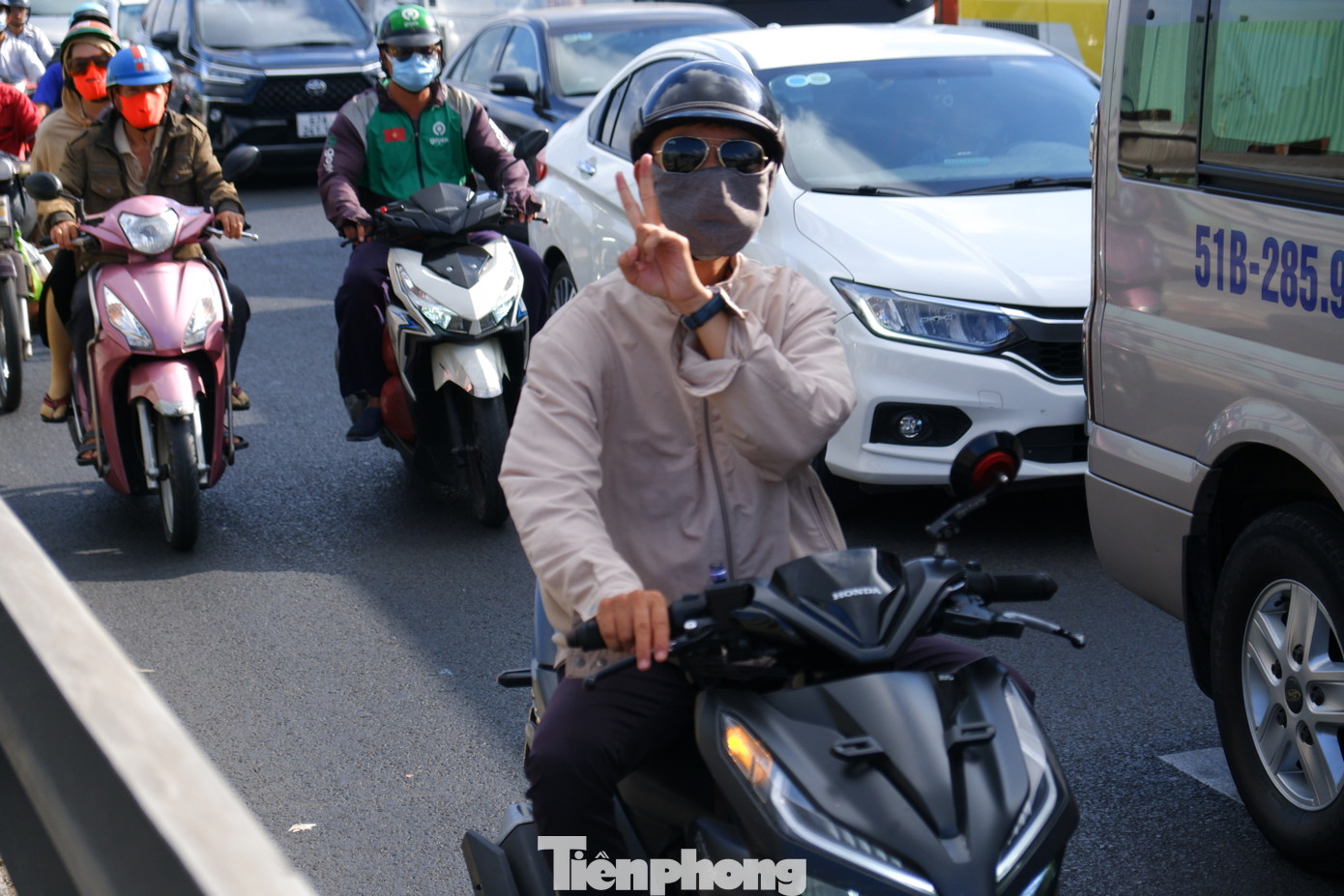 Vì vậy, khi phải di chuyển thời gian dài ở ngoài môi trường nắng nóng, người dân cần có biện pháp che chắn cơ thể, đeo kính râm,...