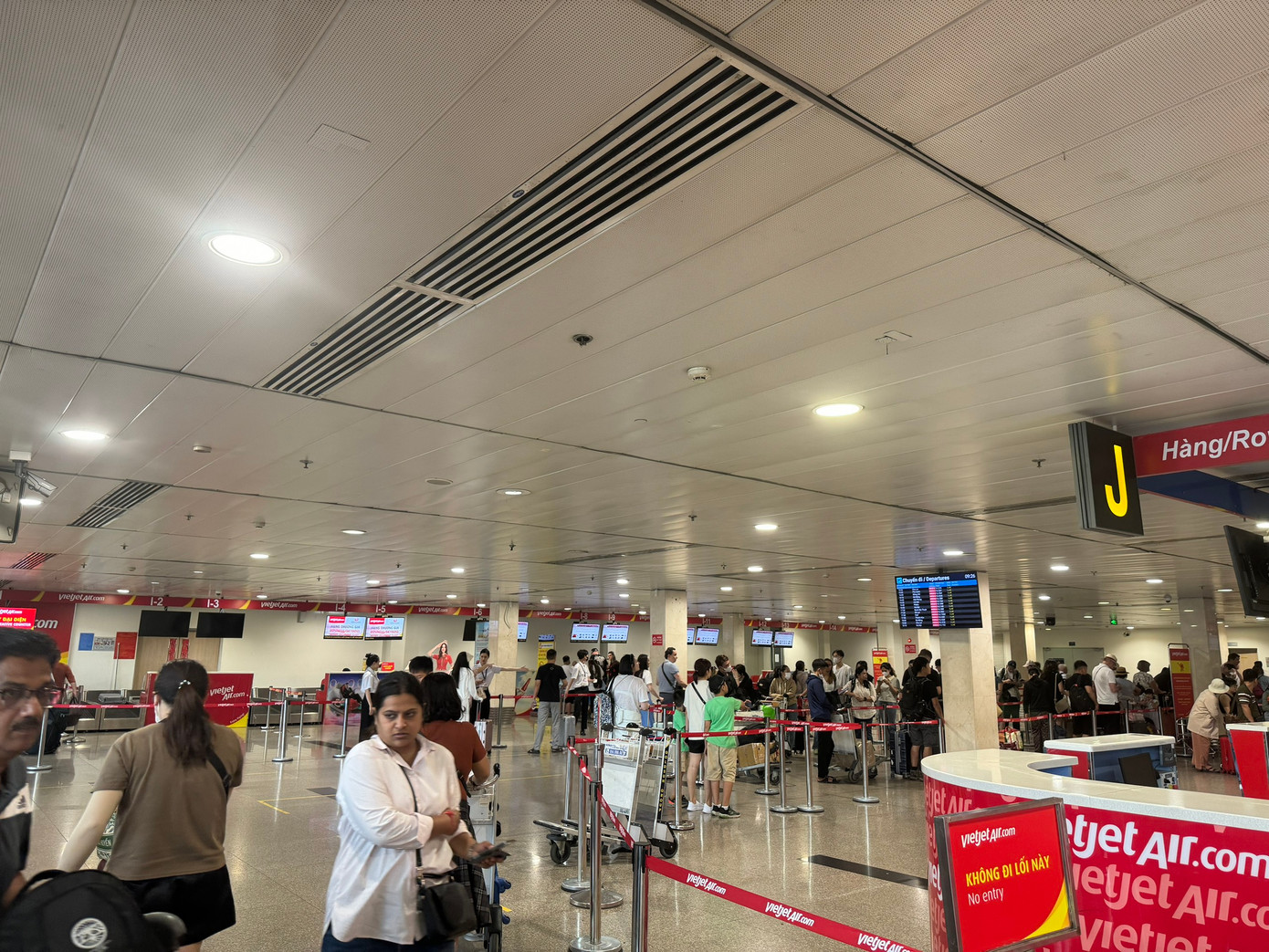 Khách giảm, sân bay Tân Sơn Nhất thông thoáng trong ngày 29/4.