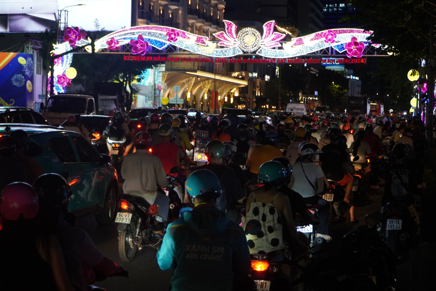 Đường Tôn Đức Thắng (từ phố đi bộ Nguyễn Huệ đến Công trường Mê Linh) ken cứng người và phương tiện. Đường Tôn Đức Thắng (từ phố đi bộ Nguyễn Huệ đến Công trường Mê Linh) ken cứng người và phương tiện.