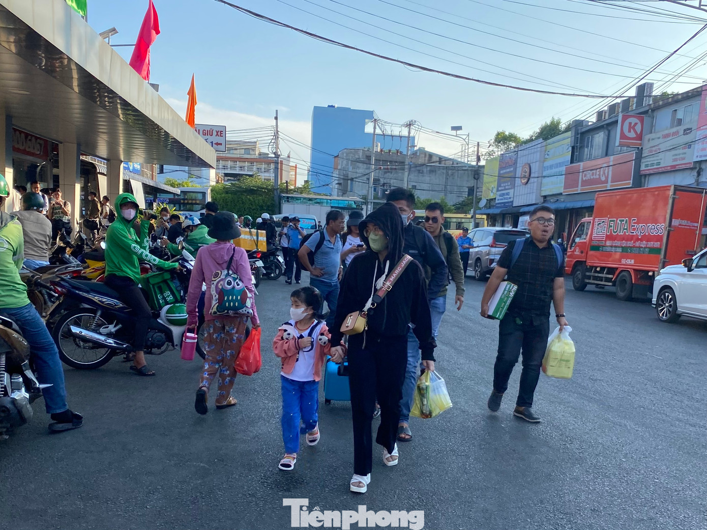 Tại khu vực bến xe Miền Tây (quận Bình Tân, TPHCM), từ khoảng 17h, nhiều hành khách bắt đầu đến mua vé để lên xe về quê nghỉ lễ. Tại khu vực bến xe Miền Tây (quận Bình Tân, TPHCM), từ khoảng 17h, nhiều hành khách bắt đầu đến mua vé để lên xe về quê nghỉ lễ.