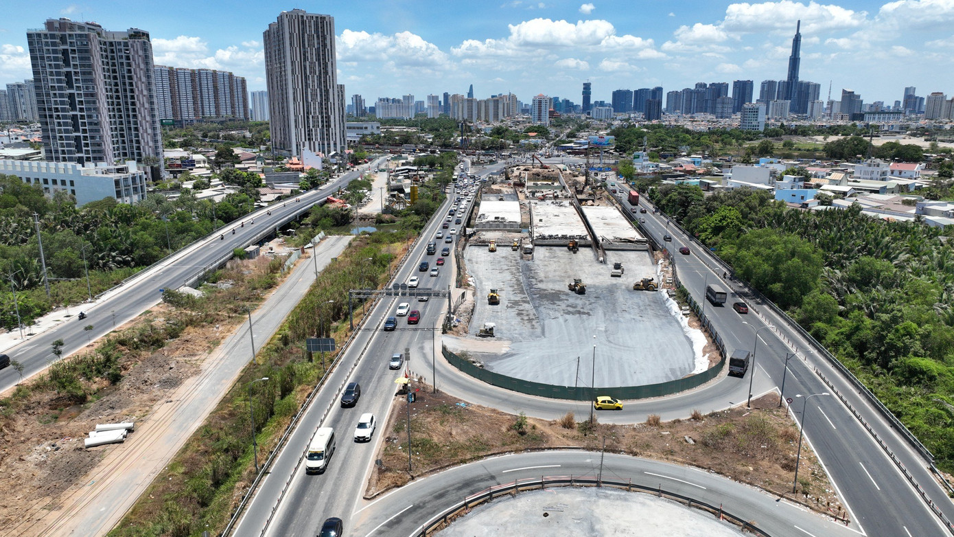 Ghi nhận vào khoảng 13h, cao tốc được mở trở lại, tình trạng lưu thông qua khu vực nút giao An Phú (TP Thủ Đức) để di chuyển vào cao tốc TPHCM - Long Thành - Dầu Giây đã thông thoáng trở lại. Ghi nhận vào khoảng 13h, cao tốc được mở trở lại, tình trạng lưu thông qua khu vực nút giao An Phú (TP Thủ Đức) để di chuyển vào cao tốc TPHCM - Long Thành - Dầu Giây đã thông thoáng trở lại.