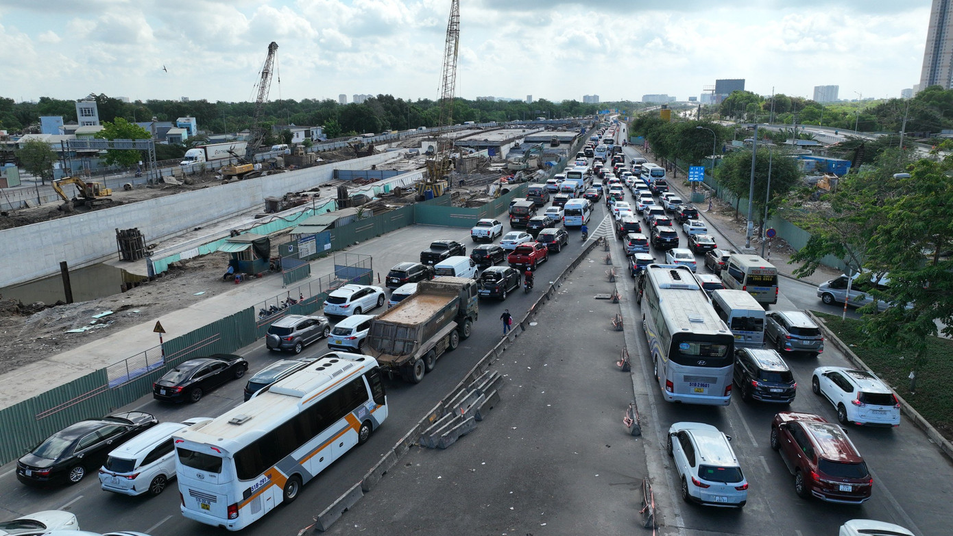 Dòng phương tiện xếp hàng dài vào đường dẫn cao tốc TPHCM - Long Thành - Dầu Giây để di chuyển về các tỉnh Đồng Nai, Bình Thuận, Bà Rịa - Vũng Tàu,... Dòng phương tiện xếp hàng dài vào đường dẫn cao tốc TPHCM - Long Thành - Dầu Giây để di chuyển về các tỉnh Đồng Nai, Bình Thuận, Bà Rịa - Vũng Tàu,...