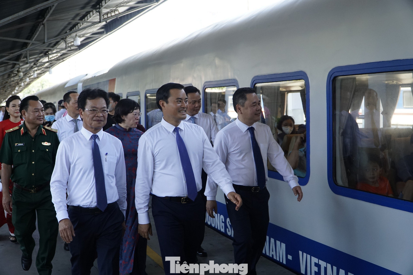 Các đại biểu tham quan đoàn tàu chất lượng cao. &quot;Với mong muốn đường sắt là một dịch vụ kết nối, góp phần phát triển du lịch, kinh tế, xã hội, văn hóa các vùng miền và lan toả những giá trị tốt đẹp riêng có đến cộng đồng, những năm gần đây, ngành đường sắt đã nỗ lực đổi mới nâng cấp nhà ga, con tàu và phát triển các sản phẩm vận tải. Từ đó, hướng tới mục tiêu mỗi hành trình đi tàu là để du lịch, để trải nghiệm, con tàu là điểm “check-in di động”, nhà ga là điểm đến của văn hóa, nghệ thuật, lịch sử và di sản”- ông Khánh cho hay.