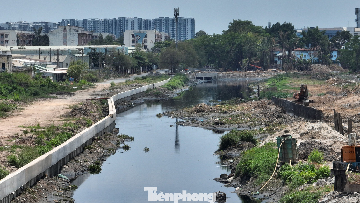 Theo ghi nhận của PV, các đoạn bờ kè đã được thành hình dọc kênh Tham Lương - Bến Cát - rạch Nước Lên tại gói XL5, XL6. Theo ghi nhận của PV, các đoạn bờ kè đã được thành hình dọc kênh Tham Lương - Bến Cát - rạch Nước Lên tại gói XL5, XL6.