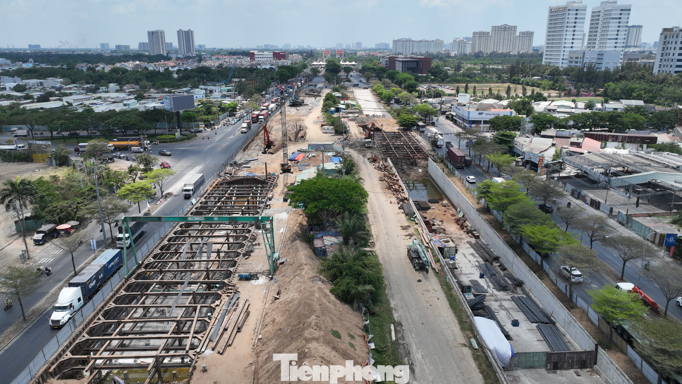 Theo chủ đầu tư, dự án hầm chui Nguyễn Văn Linh - Nguyễn Hữu Thọ đang được đẩy nhanh tiến độ để hoàn thành vào cuối năm nay.