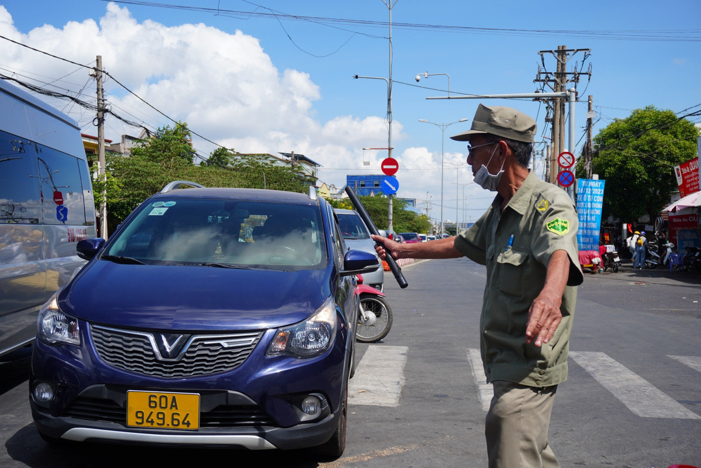 Các tài xế cho biết, do cao tốc bị đóng, họ phải chọn lộ trình thay thế đi phà Cát Lái qua Nhơn Trạch (Đồng Nai). Tuy nhiên, do phương tiện quá đông, các phương tiện phải xếp hàng và đợi rất lâu để có thể lên phà. Các tài xế cho biết, do cao tốc bị đóng, họ phải chọn lộ trình thay thế đi phà Cát Lái qua Nhơn Trạch (Đồng Nai). Tuy nhiên, do phương tiện quá đông, các phương tiện phải xếp hàng và đợi rất lâu để có thể lên phà.