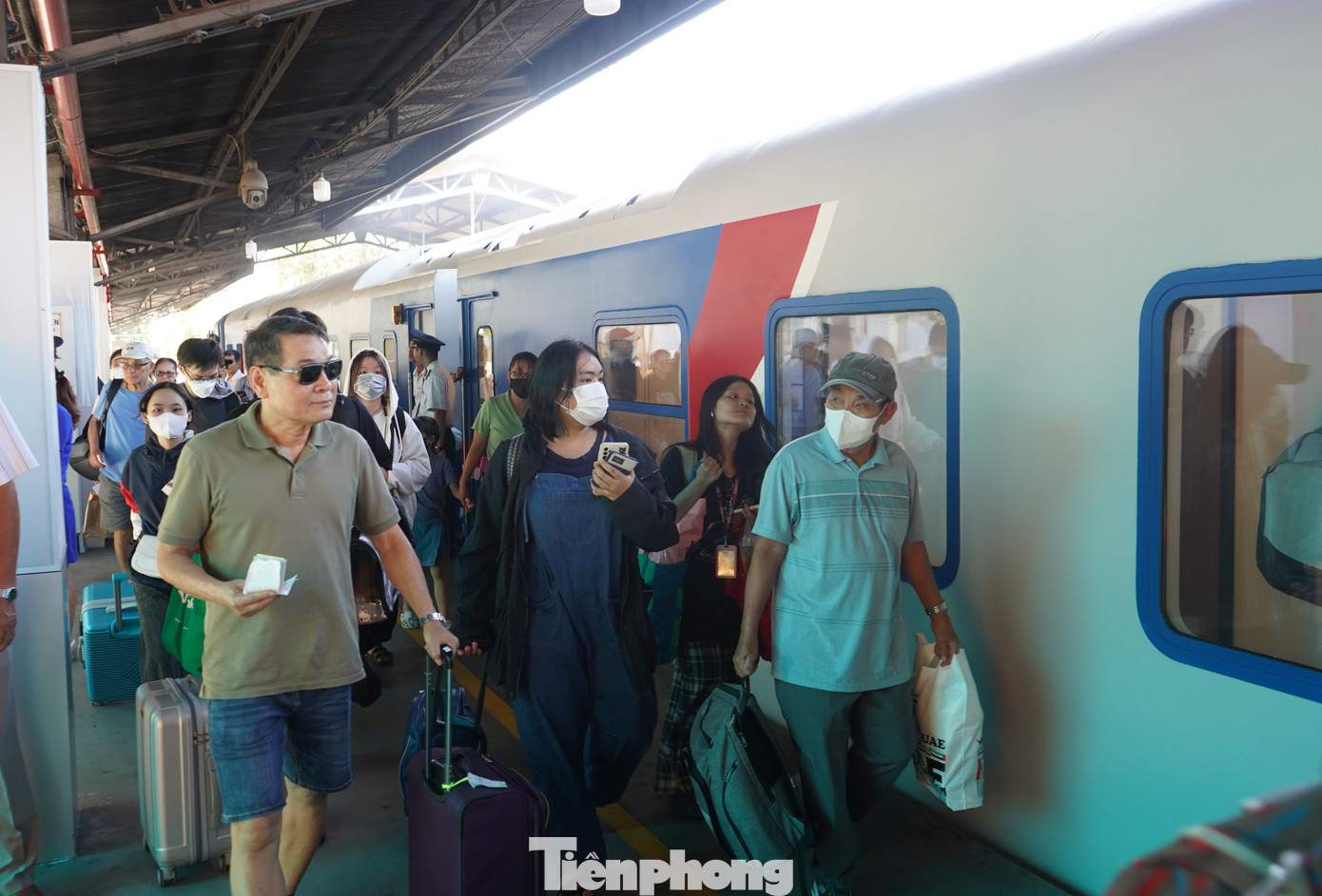 Ngày 27/4, tại Ga Sài Gòn, Tổng công ty Đường sắt Việt Nam đã tổ chức Lễ ra mắt đoàn tàu chất lượng cao SE21/22 (Sài Gòn – Đà Nẵng). Trong ảnh, hành khách trải nghiệm tàu chất lượng cao Sài Gòn - Đà Nẵng.