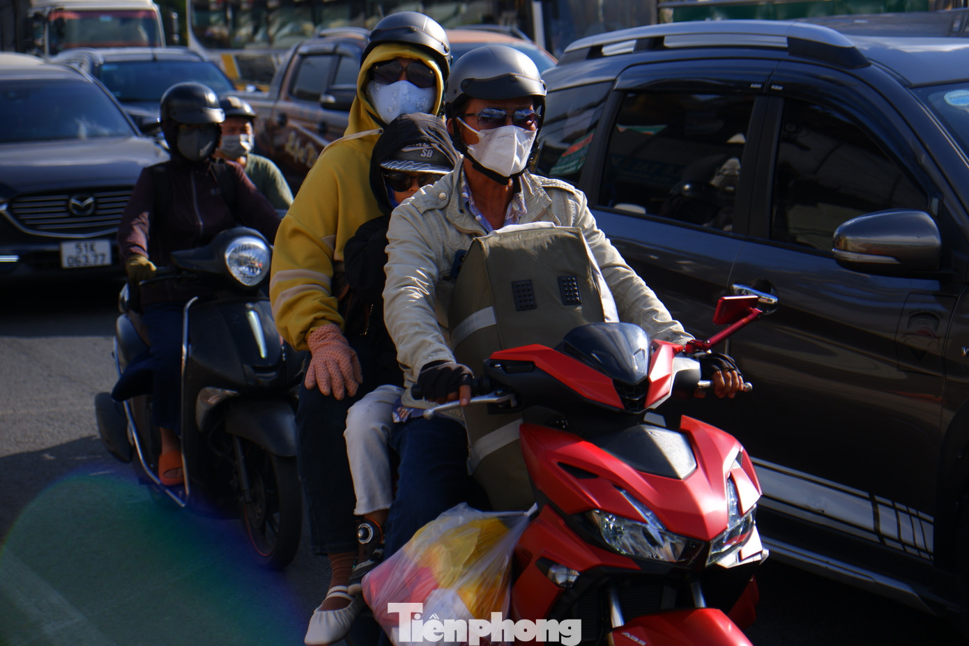 Khoảng 7h30 sáng, nắng đã bao trùm khu vực khiến nhiều người di chuyển trên đường có cảm giác ngột ngạt, oi bức.