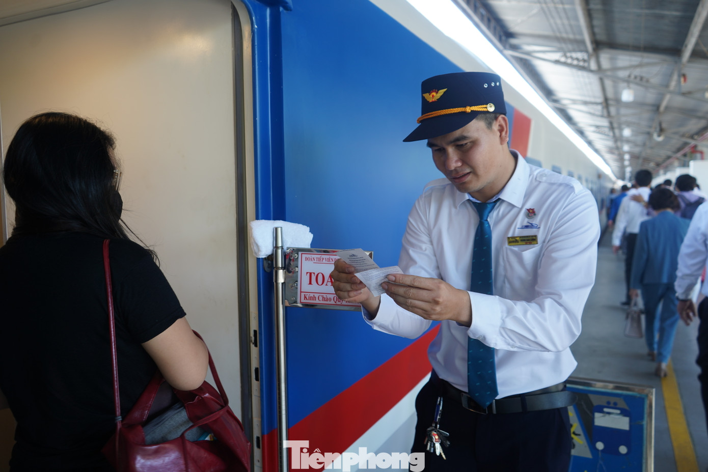 Theo ông Hoàng Gia Khánh - Tổng Giám đốc Tổng công ty Đường sắt Việt Nam, việc ra mắt đoàn tàu SE21/SE22 là một trong những sản phẩm mới nằm trong chuỗi sản phẩm, dịch vụ mà ngành đường sắt đã, đang và sẽ tiếp tục triển khai trong thời gian tới nhằm đem đến cho hành khách những trải nghiệm thú vị trên các hành trình. Giá vé dao động hơn 500.000-1.062.000 đồng, tùy vào loại khoang, ghế.