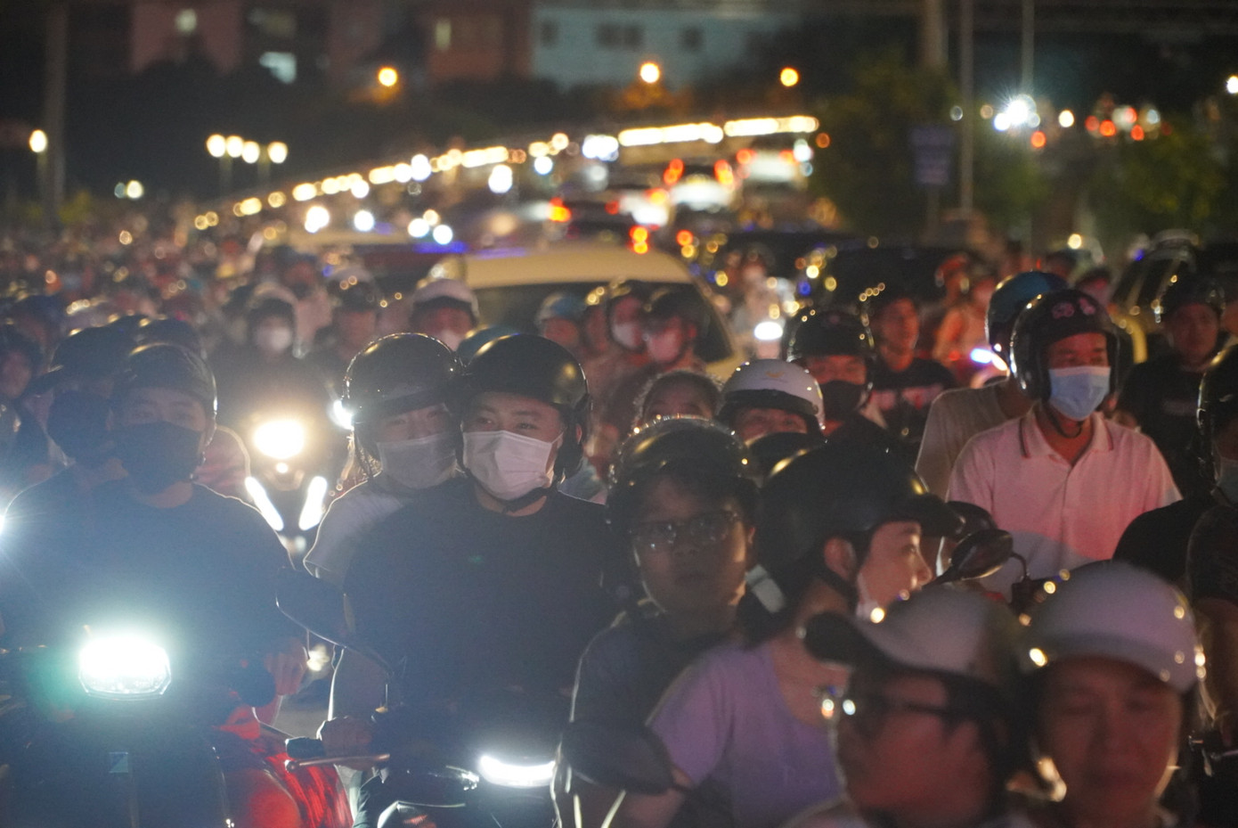 Lượng phương tiện tăng cao vào buổi tối khiến một số tuyến đường như Tôn Đức Thắng, Đồng Khởi, Hai Bà Trưng, vòng xoay Công trường Mê Linh bị ùn ứ. Lượng phương tiện tăng cao vào buổi tối khiến một số tuyến đường như Tôn Đức Thắng, Đồng Khởi, Hai Bà Trưng, vòng xoay Công trường Mê Linh bị ùn ứ.