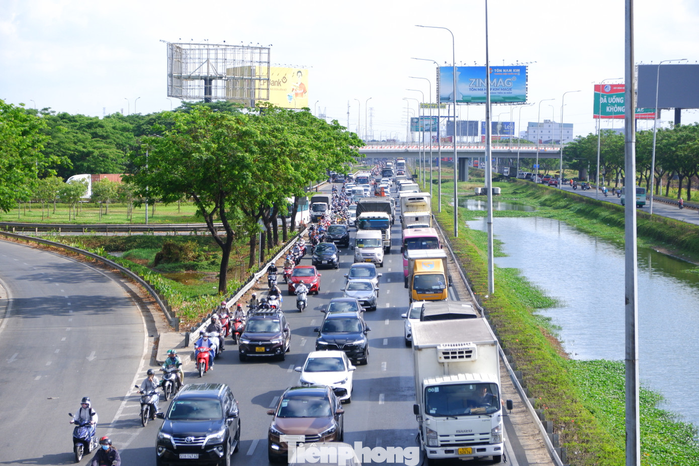 Từ sáng ngày 27/4, phương tiện di chuyển đông đúc trên tuyến quốc lộ 1, khu vực cửa ngõ phía Tây TPHCM.
