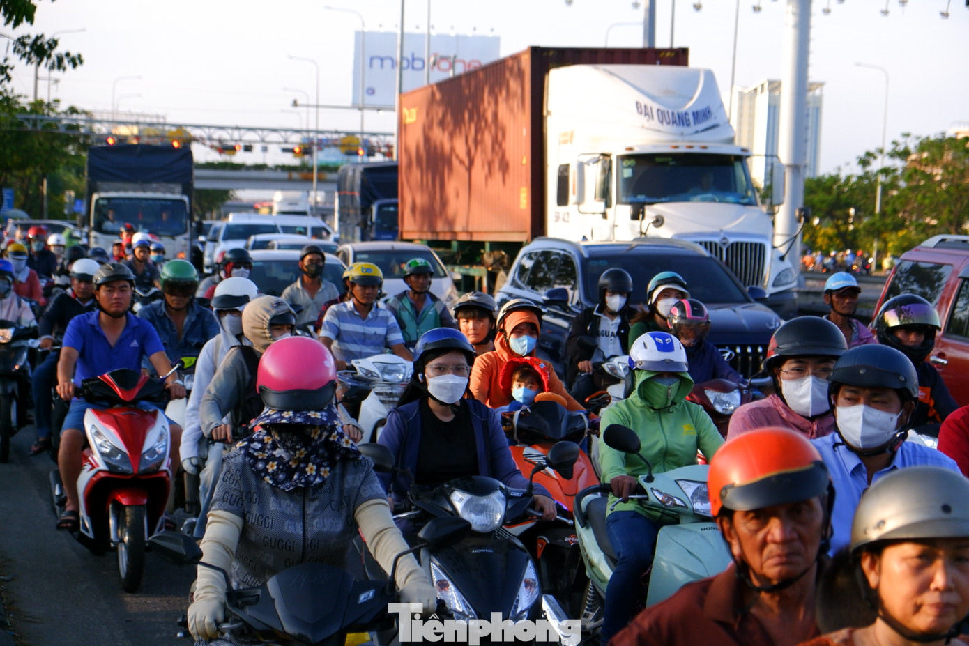 Lưu lượng phương tiện tăng cao khiến xe di chuyển chậm, một số khu vực nút giao thông xảy ra ùn ứ vào một số thời điểm. Lưu lượng phương tiện tăng cao khiến xe di chuyển chậm, một số khu vực nút giao thông xảy ra ùn ứ vào một số thời điểm.