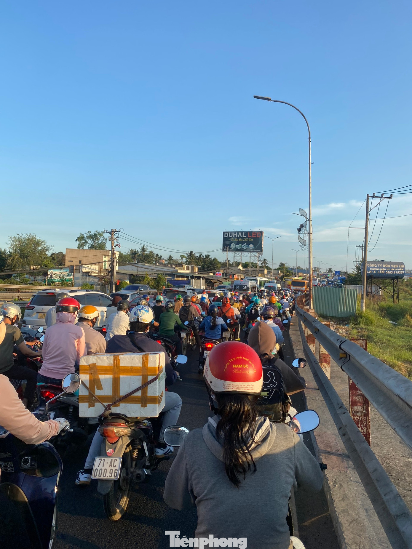 Ùn ứ trên quốc lộ 1 (đoạn từ cầu Bình Điền đến nút giao với đường Nguyễn Hữu Trí, huyện Bình Chánh). Ùn ứ trên quốc lộ 1 (đoạn từ cầu Bình Điền đến nút giao với đường Nguyễn Hữu Trí, huyện Bình Chánh).