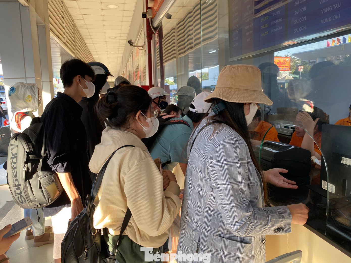 Quầy vé của các hãng xe thương hiệu tấp nập hành khách. Quầy vé của các hãng xe thương hiệu tấp nập hành khách.