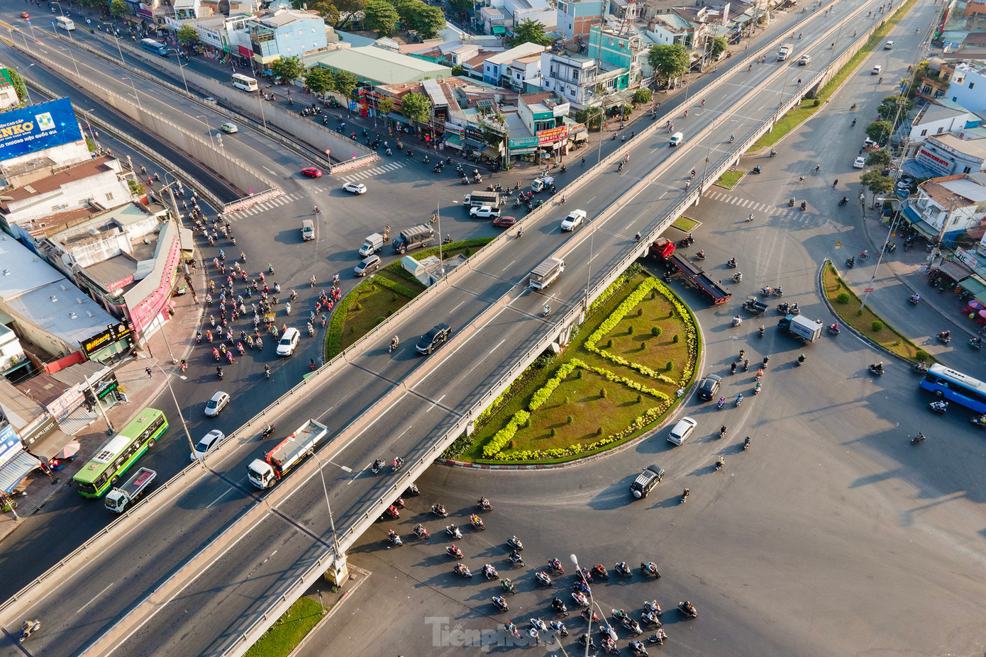 Quốc lộ 22 (đoạn từ Quốc lộ 1 đến cầu An Hạ trên địa bàn huyện Hóc Môn, quận 12) được đề xuất đặt theo tên nguyên Chủ tịch Quốc hội Lê Quang Đạo. Ảnh: Phạm Nguyễn Quốc lộ 22 (đoạn từ Quốc lộ 1 đến cầu An Hạ trên địa bàn huyện Hóc Môn, quận 12) được đề xuất đặt theo tên nguyên Chủ tịch Quốc hội Lê Quang Đạo. Ảnh: Phạm Nguyễn