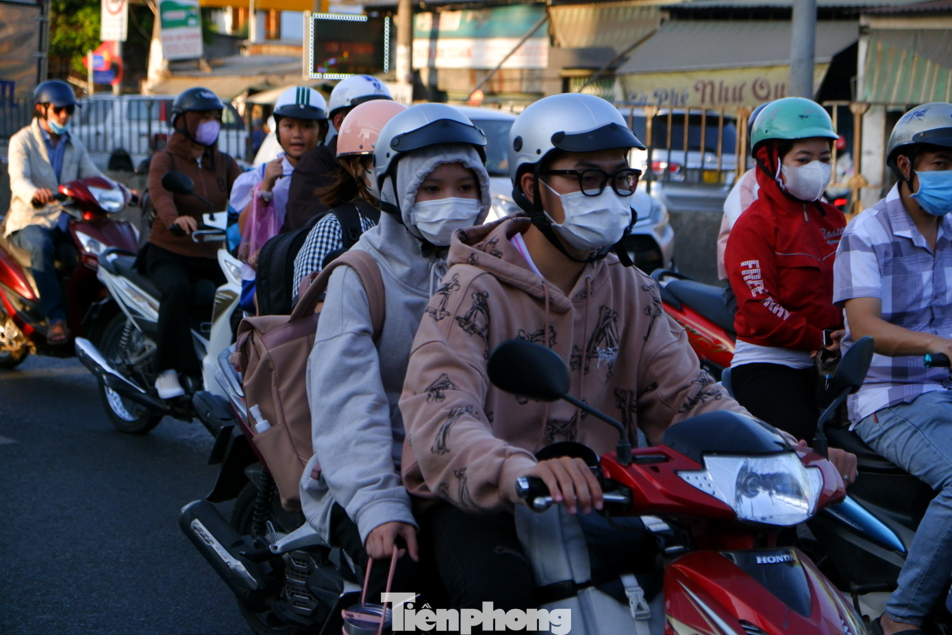 Người dân lỉnh kỉnh đồ đạc rời TPHCM về quê bắt đầu kỷ nghỉ lễ 30/4-1/5.