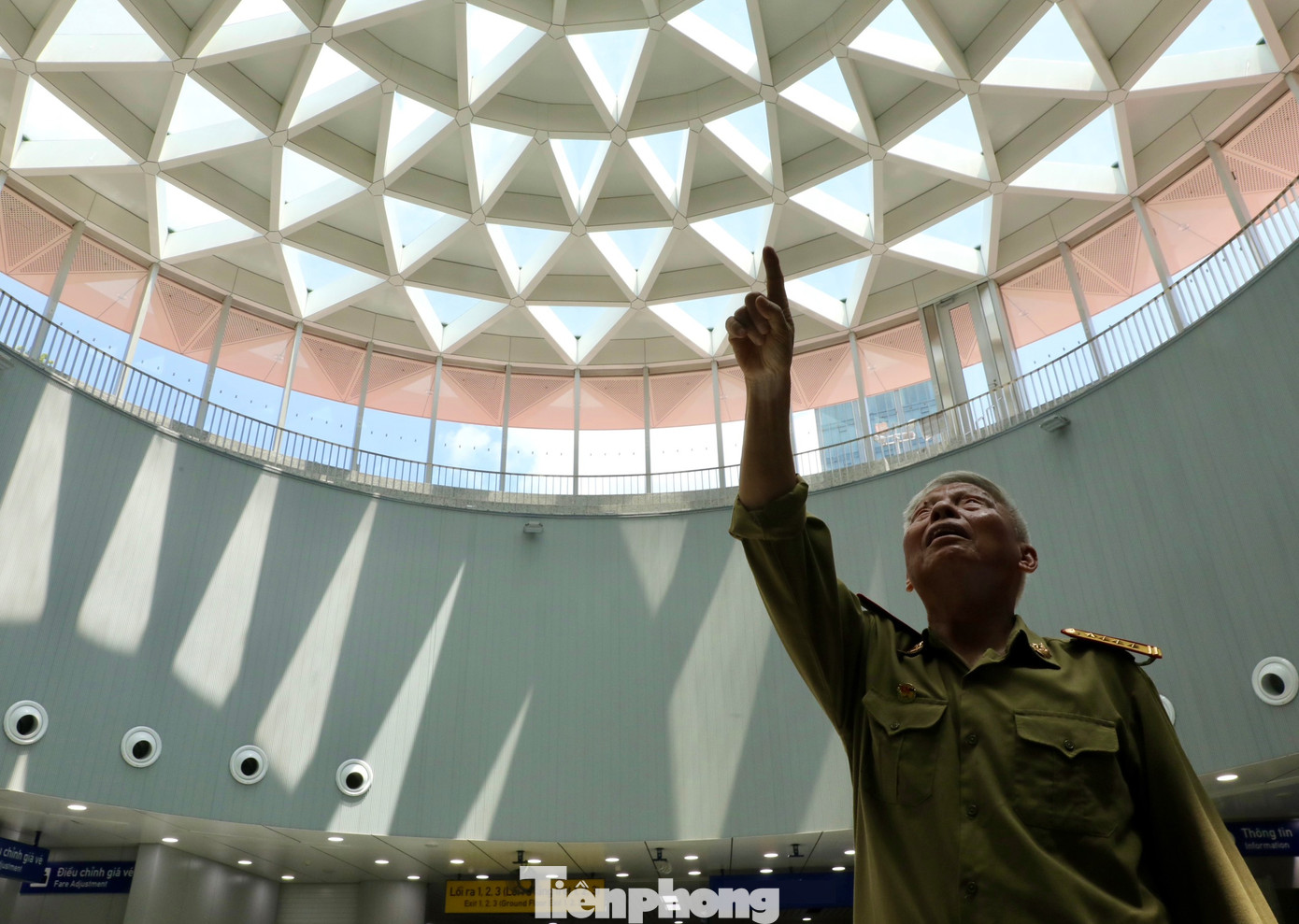 Ông Trần Quang Triệu bày tỏ sự thích thú với thiết kế hoa sen ở khu vực giếng trời lấy ánh sáng tự nhiên - điểm nhấn của nhà ga trung tâm Bến Thành. Ảnh: Duy Anh