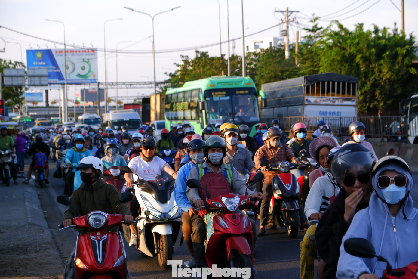 Lưu lượng phương tiện gia tăng đột ngột cùng với thời điểm tan tầm khiến giao thông trên tuyến quốc lộ 1 xảy ra tình trạng quá tải. Lưu lượng phương tiện gia tăng đột ngột cùng với thời điểm tan tầm khiến giao thông trên tuyến quốc lộ 1 xảy ra tình trạng quá tải.