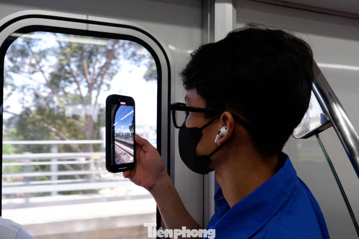 Hành khách thích thú trải nghiệm trên tàu metro số 1.