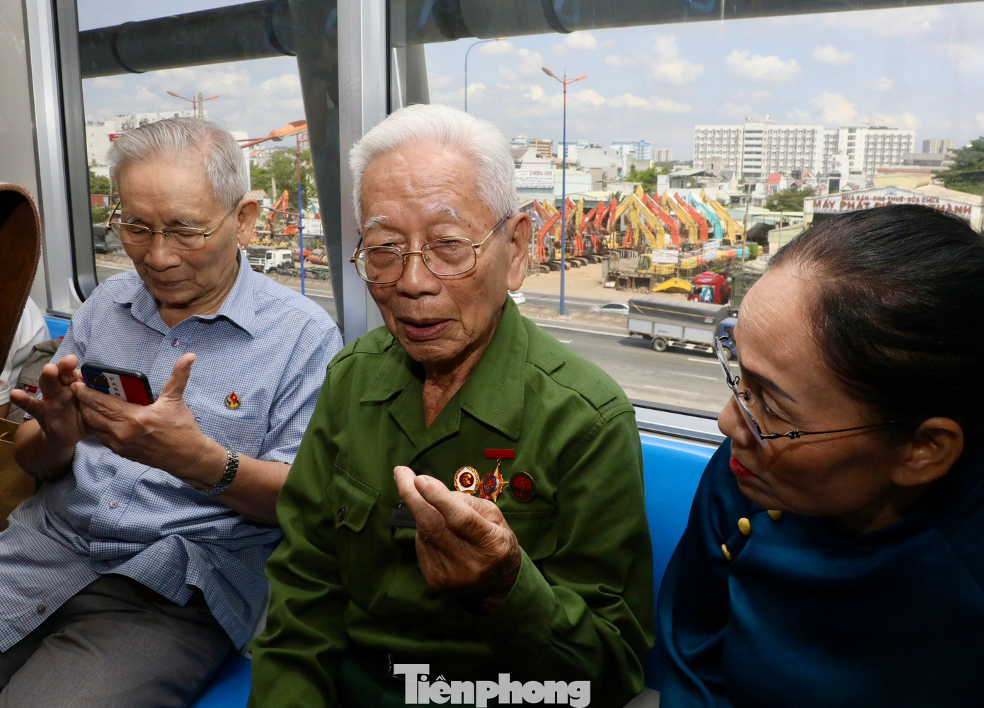 Các cựu chiến binh trò chuyện trên chuyến tàu.