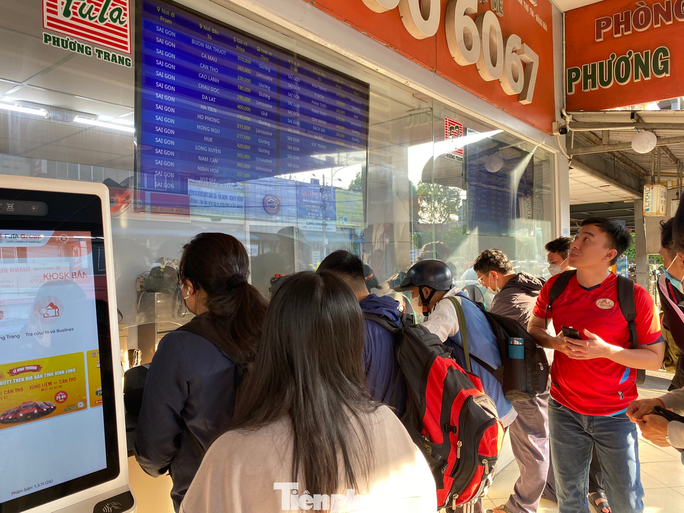 Bến xe Miền Tây dự kiến đón hơn 270.000 hành khách trong dịp nghỉ lễ 30/4-1/5. Trong đó, riêng hôm nay (26/4), bến xe dự kiến đón khoảng 53.000 hành khách. Bến xe Miền Tây dự kiến đón hơn 270.000 hành khách trong dịp nghỉ lễ 30/4-1/5. Trong đó, riêng hôm nay (26/4), bến xe dự kiến đón khoảng 53.000 hành khách.