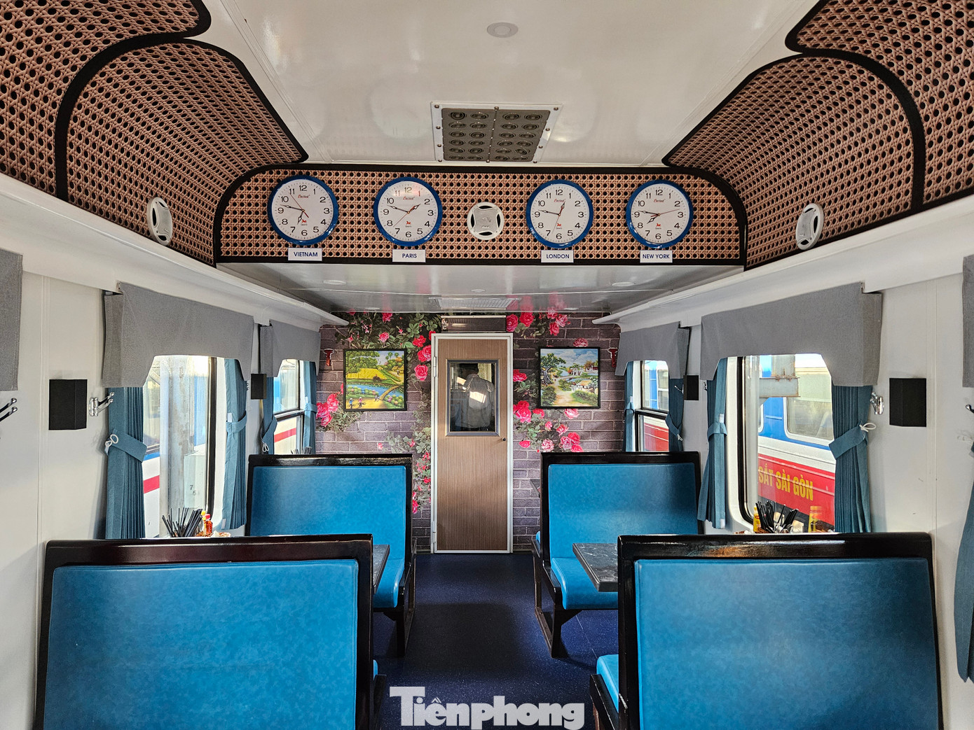 Nội thất toa xe được thay mới hoàn toàn mang đến sự hiện đại sang trọng. Ngoài các toa xe 4 giường, trên tàu còn bố trí 1 toa xe có 3 khoang VIP, có 2 chỗ kiểu ghế sofa phù hợp với hành khách muốn có không gian riêng tư.