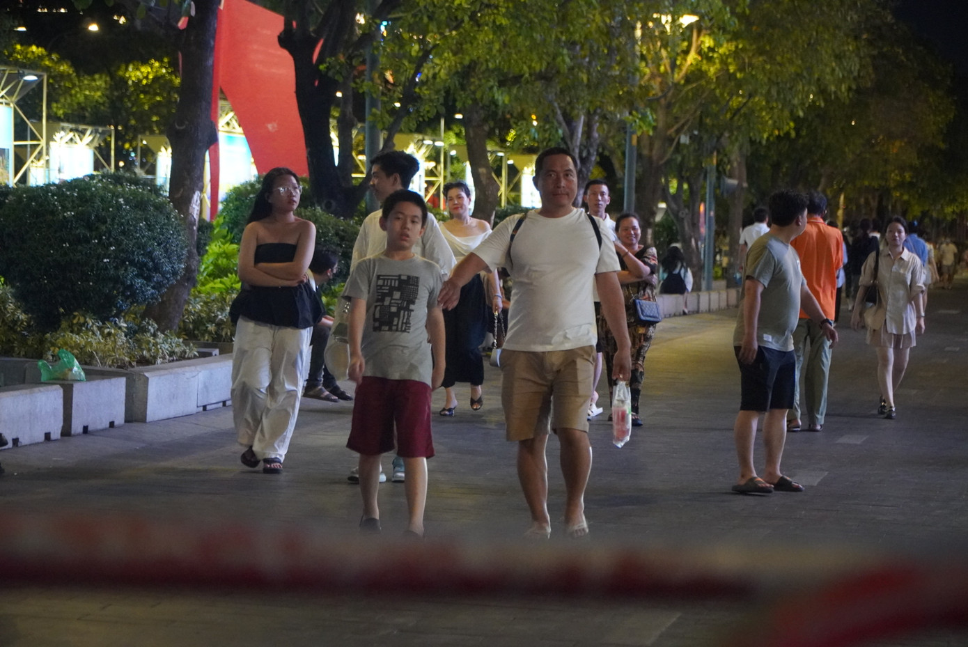 Trong những ngày nghỉ lễ, thời tiết TPHCM liên tục có nắng nóng gay gắt. Do đó, người dân lựa chọn ra khỏi nhà vào buổi tối để đi dạo, vui chơi. “Ban ngày, chúng tôi phải ở nhà tránh nắng nóng. Buổi tối, trời mát mẻ, tôi tranh thủ đưa con ra công viên để hóng mát”- anh Nguyễn Minh Nhựt (ngụ quận 8) chia sẻ. Trong những ngày nghỉ lễ, thời tiết TPHCM liên tục có nắng nóng gay gắt. Do đó, người dân lựa chọn ra khỏi nhà vào buổi tối để đi dạo, vui chơi. “Ban ngày, chúng tôi phải ở nhà tránh nắng nóng. Buổi tối, trời mát mẻ, tôi tranh thủ đưa con ra công viên để hóng mát”- anh Nguyễn Minh Nhựt (ngụ quận 8) chia sẻ.