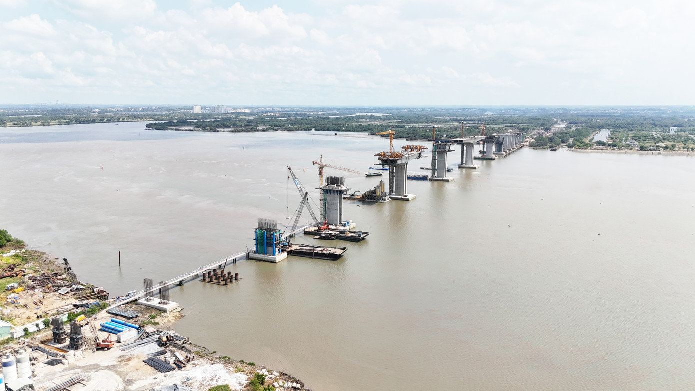 Cầu Nhơn Trạch (nối TP Thủ Đức, TPHCM với huyện Nhơn Trạch, tỉnh Đồng Nai) là cầu lớn nhất trên tuyến đường Vành đai 3 TPHCM.