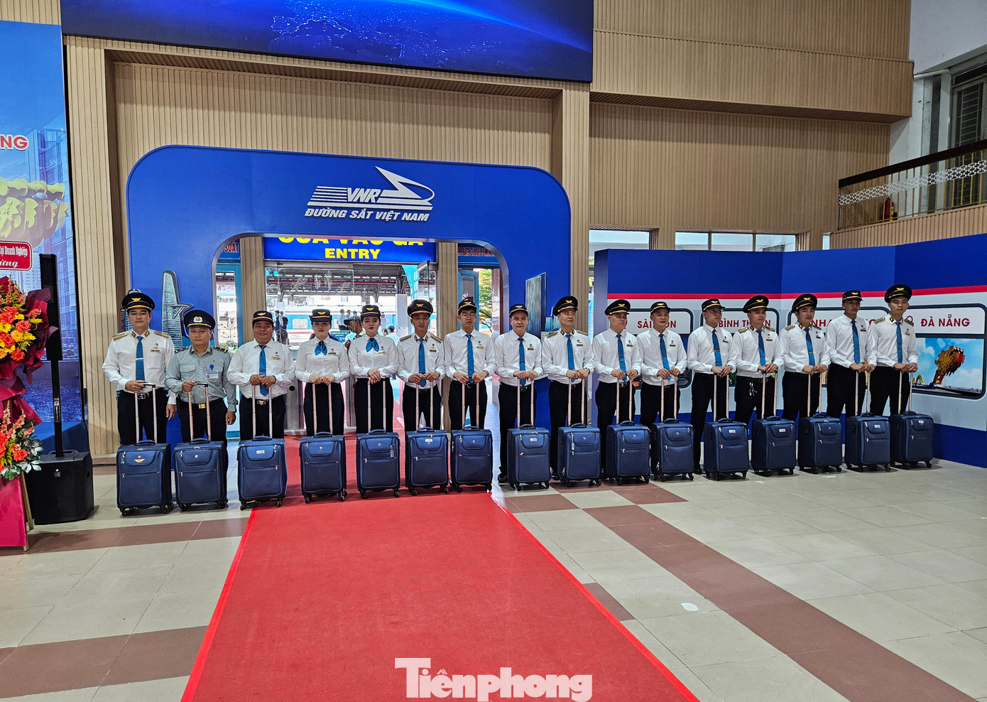 Cùng với đầu tư trang thiết bị, đội ngũ tiếp viên trên tàu cũng được tuyển chọn là những người có nhiều kinh nghiệm, kỹ năng giao tiếp tốt, có khả năng giao tiếp bằng tiếng Anh. Đồng phục cho tiếp viên phục vụ trên đoàn tàu cũng được thiết kế riêng.