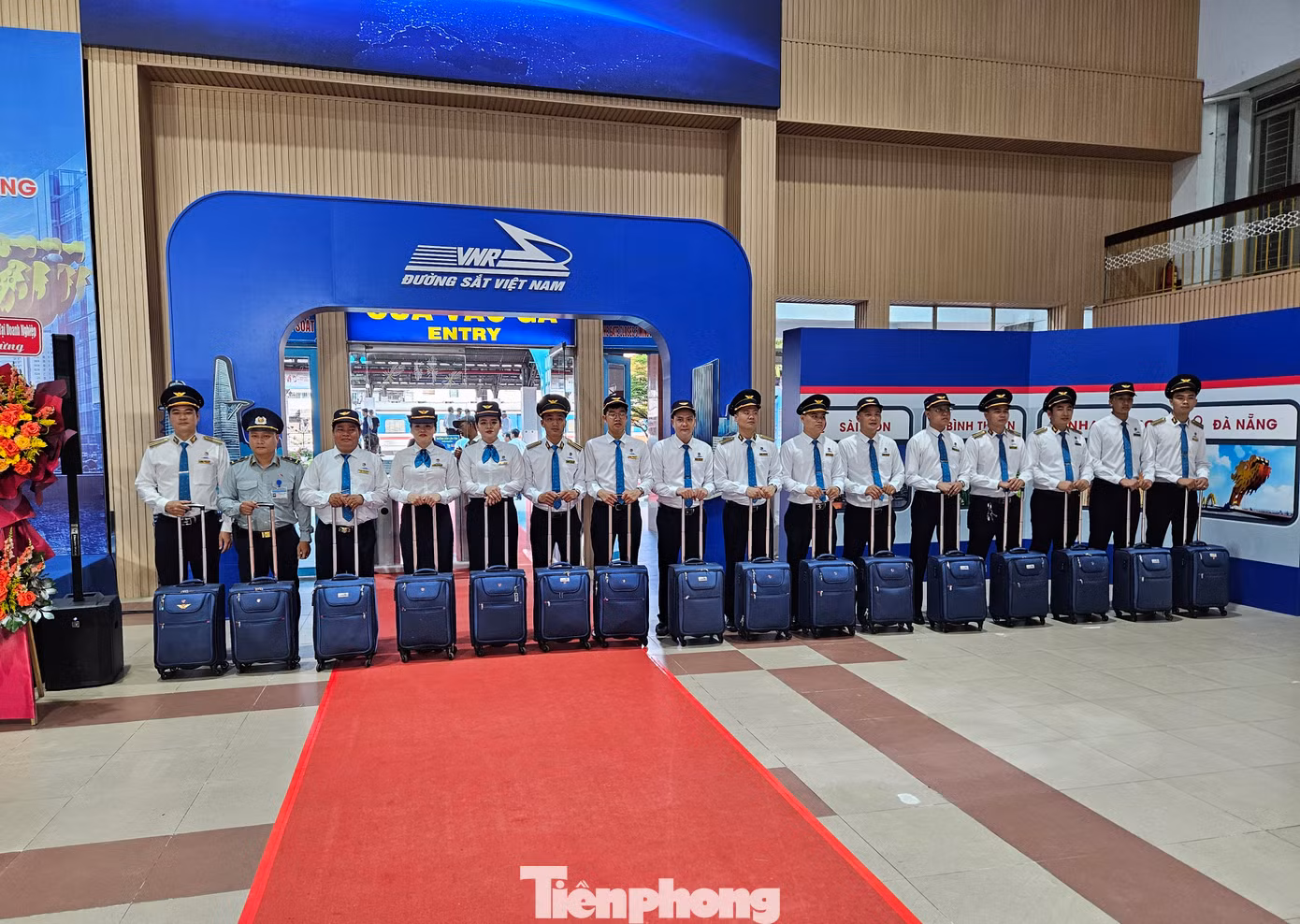 Cùng với đầu tư trang thiết bị, đội ngũ tiếp viên trên tàu cũng được tuyển chọn là những người có nhiều kinh nghiệm, kỹ năng giao tiếp tốt, có khả năng giao tiếp bằng tiếng Anh. Đồng phục cho tiếp viên phục vụ trên đoàn tàu cũng được thiết kế riêng.