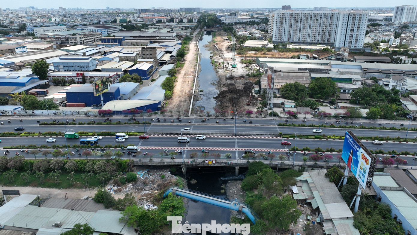 Ngày 19/4 vừa qua, Ban Quản lý đầu tư xây dựng hạ tầng đô thị TPHCM đã phát thư mời công ty CP Tập đoàn Thuận An và Liên danh tư vấn giám sát để làm việc về tình hình thi công 2 gói thầu xây lắp XL-05 và XL-06 thuộc dự án xây dựng hạ tầng và cải tạo môi trường kênh Tham Lương - Bến Cát - rạch Nước Lên. Ngày 19/4 vừa qua, Ban Quản lý đầu tư xây dựng hạ tầng đô thị TPHCM đã phát thư mời công ty CP Tập đoàn Thuận An và Liên danh tư vấn giám sát để làm việc về tình hình thi công 2 gói thầu xây lắp XL-05 và XL-06 thuộc dự án xây dựng hạ tầng và cải tạo môi trường kênh Tham Lương - Bến Cát - rạch Nước Lên.