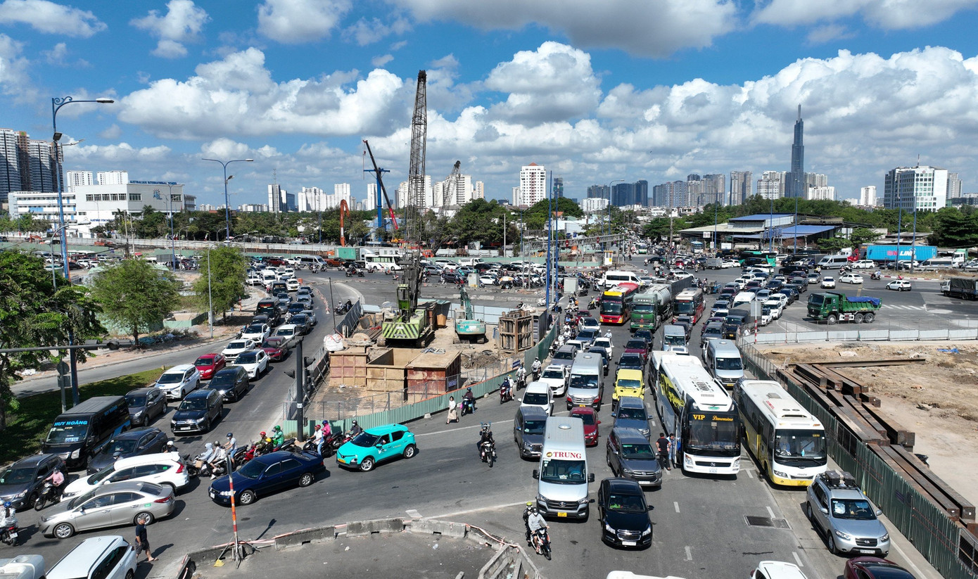 Việc cao tốc bị đóng khiến giao thông tại khu vực nút giao thông An Phú và đường Mai Chí Thọ trở nên ùn ứ. Việc cao tốc bị đóng khiến giao thông tại khu vực nút giao thông An Phú và đường Mai Chí Thọ trở nên ùn ứ.