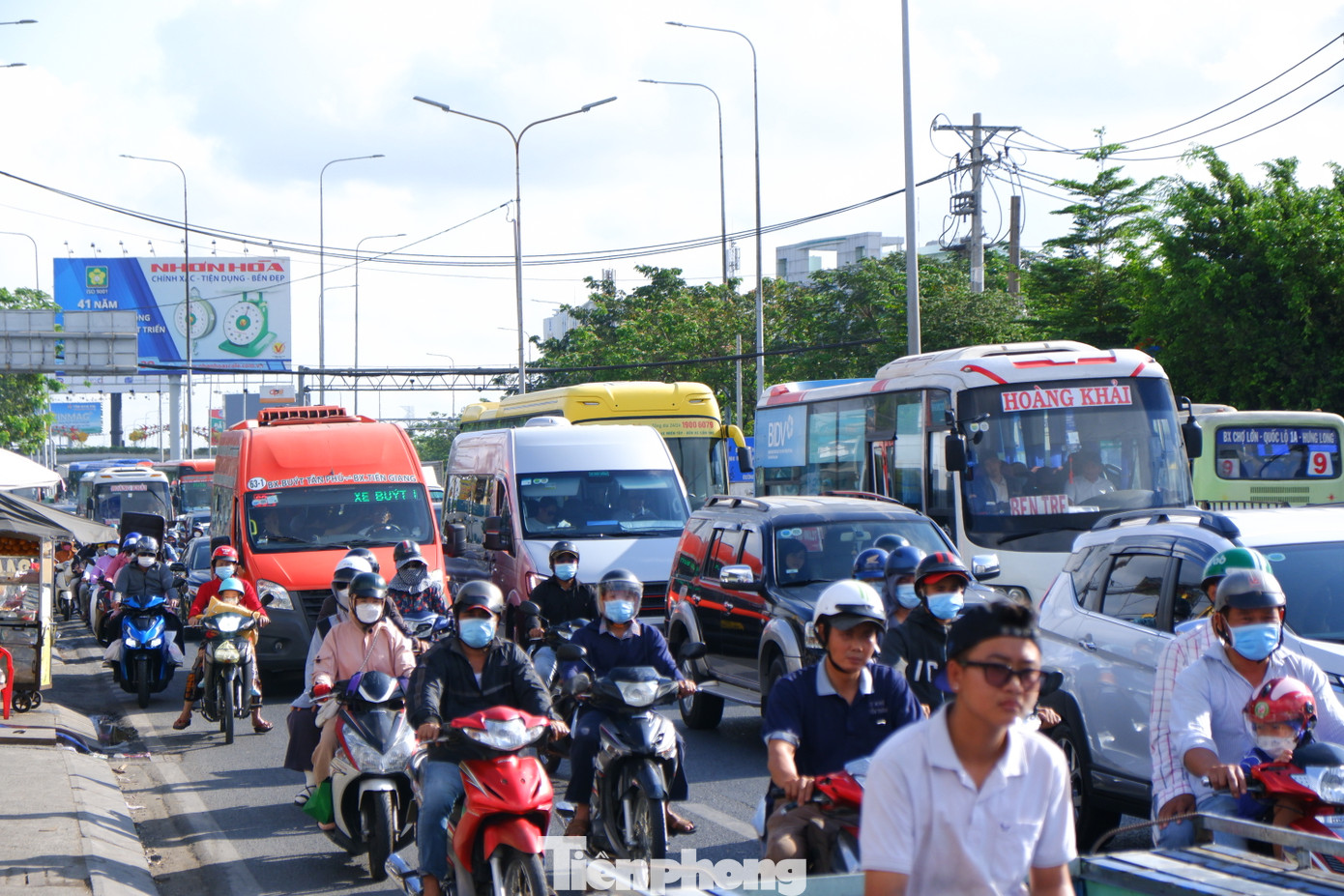 Lưu lượng phương tiện đông khiến quốc lộ 1 quá tải, đôi lúc xảy ra ùn ứ nhẹ ở các giao lộ.