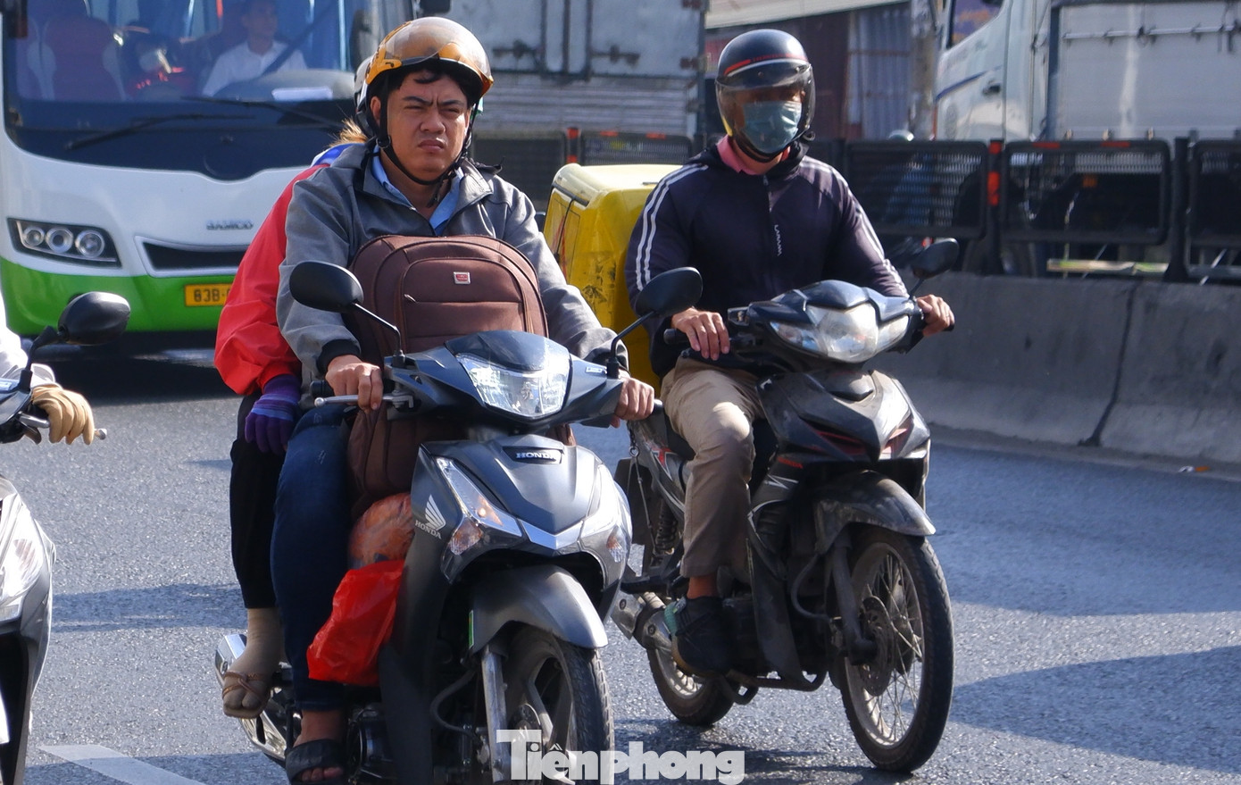 Người dân TPHCM đội nắng về quê trong kỳ nghỉ 30/4-1/5. Ảnh: Hữu Huy Người dân TPHCM đội nắng về quê trong kỳ nghỉ 30/4-1/5. Ảnh: Hữu Huy