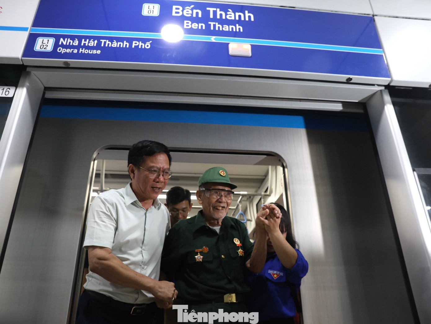 Ông Nguyễn Ngọc Hồi - Phó Giám đốc Sở Thông tin và Truyền thông TPHCM hỗ trợ cựu chiến sĩ Điện Biên trải nghiệm tàu metro số 1. Ảnh: Duy Anh