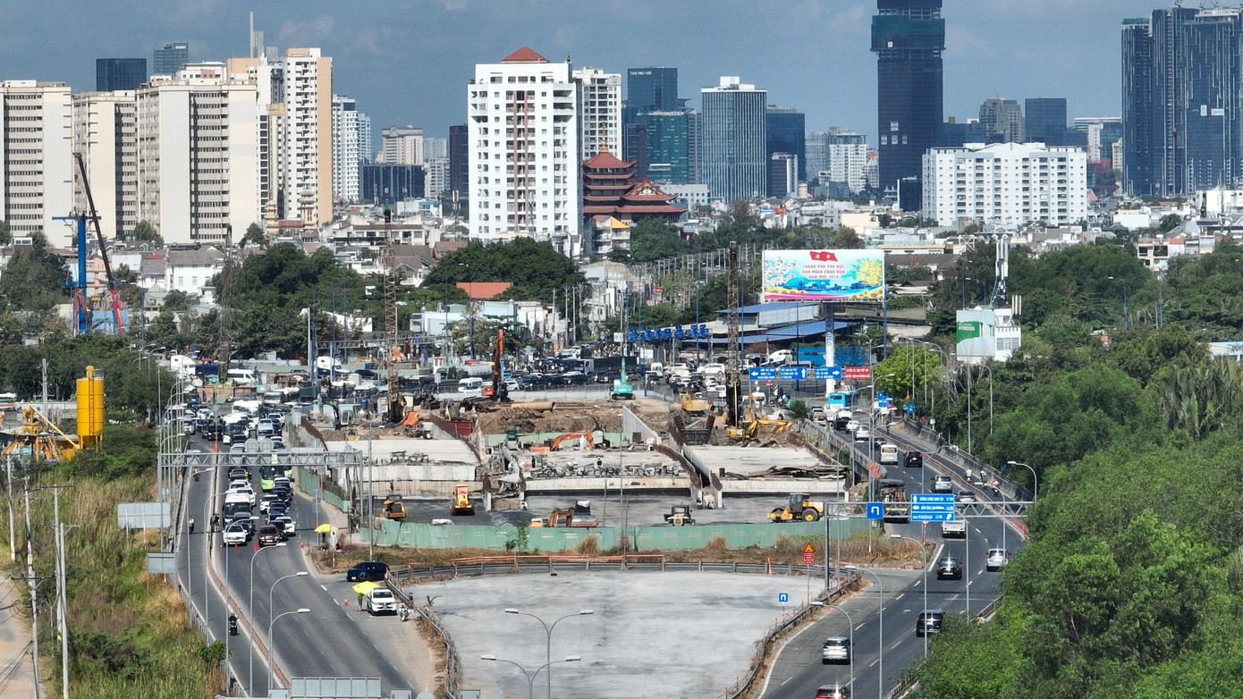 Lực lượng CSGT đóng cao tốc TPHCM - Long Thành - Dầu Giây (bên trái) vào sáng 28/4. Lực lượng CSGT đóng cao tốc TPHCM - Long Thành - Dầu Giây (bên trái) vào sáng 28/4.