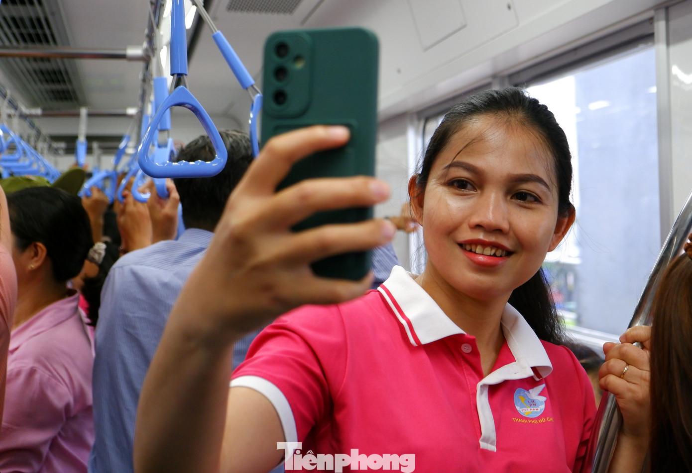 Hành khách trải nghiệm trên tàu metro số 1. Ảnh: Hữu Huy