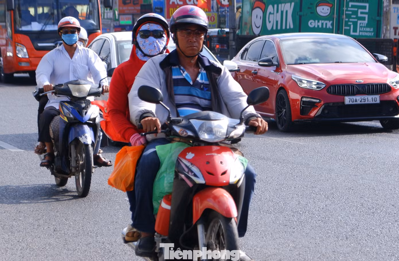 Theo dự báo từ Đài Khí tượng Thủy văn khu vực Nam bộ, trong dịp nghỉ lễ 30/4-1/5, thời tiết TPHCM và Nam bộ sẽ tiếp tục có nắng nóng, có nơi nắng nóng gay gắt với nhiệt độ cao nhất có thể đạt 38 độ C, có nơi trên 38 độ C.