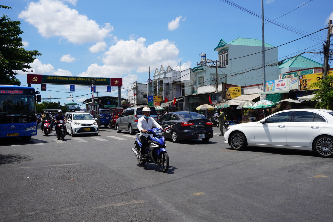 Đại diện Xí nghiệp quản lý phà TNXP (đơn vị quản lý phà Cát Lái) cho biết, do tình hình ùn ứ tại cao tốc, nhiều phương tiện dồn về phà nên gây tình trạng phải xếp hàng chờ đợi. Đại diện Xí nghiệp quản lý phà TNXP (đơn vị quản lý phà Cát Lái) cho biết, do tình hình ùn ứ tại cao tốc, nhiều phương tiện dồn về phà nên gây tình trạng phải xếp hàng chờ đợi.