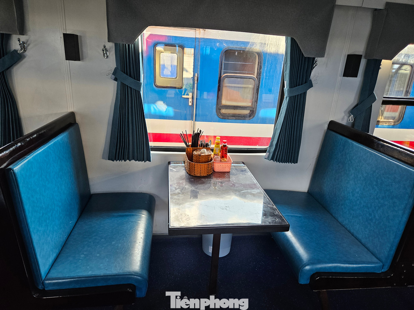 Toa xe phục vụ ăn uống được thiết kế, lắp đặt lại nội thất và được đặt tại vị trí giữa của đoàn tàu để thuận tiện cho hành khách 2 đầu có thể giảm bớt thời gian di chuyển và tạo không gian giao lưu, kết nối và sinh hoạt chung cho hành khách đi tàu.